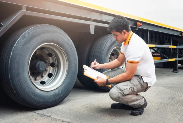 Mecánico Automático Está Comprobando Lista Verificación Mantenimiento Seguridad Del Camión — Foto de Stock