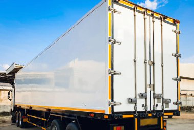 Beyaz Kargo Konteynırı. Yarı karavan kamyonu. - Lorry. Endüstriyel Nakliye Aracı Lojistik Taşımacılık.
