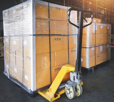 Ambalaj Kutuları Ambalajlı Plastik Film Depoda El Paleti Jack ile. Tedarik zinciri. Depo Ticaret Sevkiyatı. Nakliye Deposu Lojistiği.