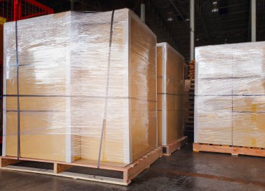 Ambalaj Kutuları Depo 'daki Paletlere Paketlenmiş Plastik Film. Tedarik zinciri. Depo Ticaret Sevkiyatı. Nakliye Deposu Lojistiği.