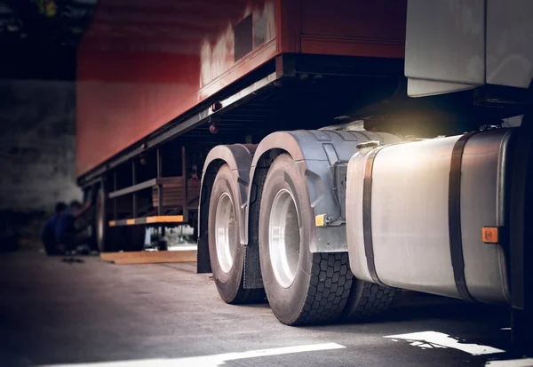 Semi Aanhangwagen Truck Parkeren Onderhoud Vrachtwagen Wielen Banden Brandstoftankwagen Industrie — Stockfoto