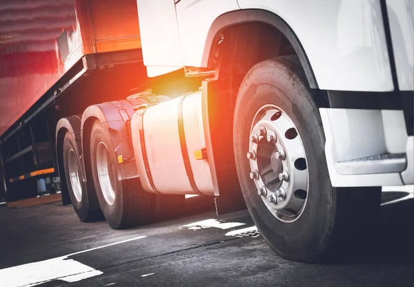 Voorzijde Van Semi Trailer Truck Parking Vrachtwagenbanden Brandstoftankwagen Industrie Vrachtvervoer — Stockfoto