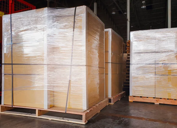 Ambalaj Kutuları Depo 'daki Paletlere Paketlenmiş Plastik Film. Tedarik zinciri. Depo Ticaret Sevkiyatı. Nakliye Deposu Lojistiği.