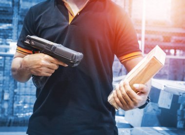 Ambalaj Kutuları ile Depo İşçisi Tarayıcı Barkod Tarayıcısı. Depo Envanter Yönetimi için Bilgisayar Çalışma Aletleri. Depoda. Sevkiyat Paket Kutuları.