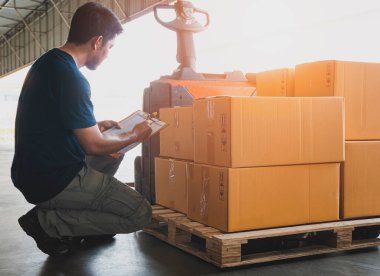 Asyalı Depo İşçisi Envanter Yönetimi Panosu. Kargo Sevkiyatı Stok Paketleme Kutuları. Kargo Nakliye Müşteri Hizmetleri.