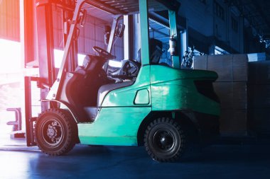 Forklift Traktör Yükleyici Depo 'ya Park Edildi.