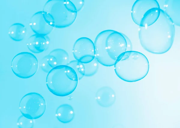 白い背景に美しい透明ブルーソープ泡 — ストック写真