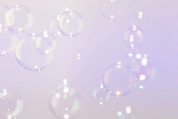 紫色背景上美丽透明的肥皂泡沫 — 图库照片