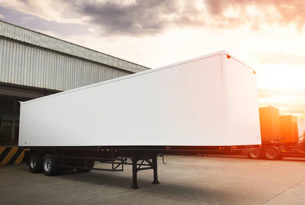 Cargo Container Trailer Truck Estacionado Cajas Del Paquete Carga Almacén — Foto de Stock