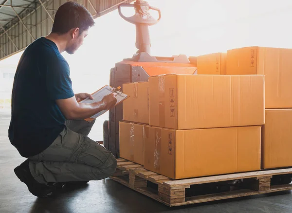 Asian Warehouse Worker Holding Clipboard Seine Doing Inventory Management Frachtversand — Stockfoto