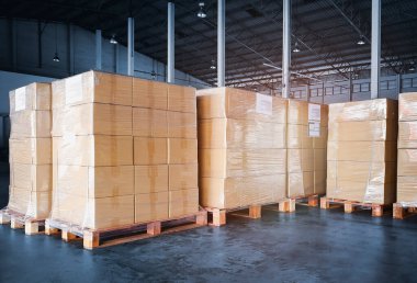 Ambalaj Kutuları Depo 'daki Paletlere Paketlenmiş Plastik Film. Tedarik zinciri. Depo Ticaret Sevkiyatı. Nakliye Deposu Lojistiği.