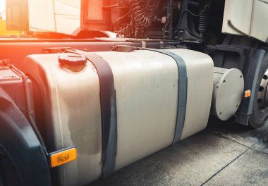 Yarı kamyon yakıt deposu. Diesel Tank. Nakliye Aracı Taşımacılığı.