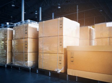 Paketleme Kutuları Depo 'daki Paletler Raflarına Plastik Film yükledi. Depo Kargo Sevkiyatı. Nakliye Deposu Lojistiği.