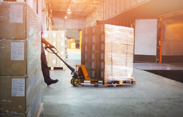 Trabalhador Courier Descarregando Caixas Embalagem Fora Recipiente Carga Serviço Entrega — Fotografia de Stock