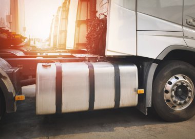 Yarı kamyon yakıt deposu. Diesel Tank. Nakliye Aracı Taşımacılığı.
