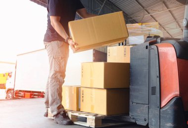 İşçi Kurye Paketleme Kutuları Palete Yığılıyor. Teslimat servisi. Kargo Kargo Kutuları. Nakliye Deposu Lojistiği.