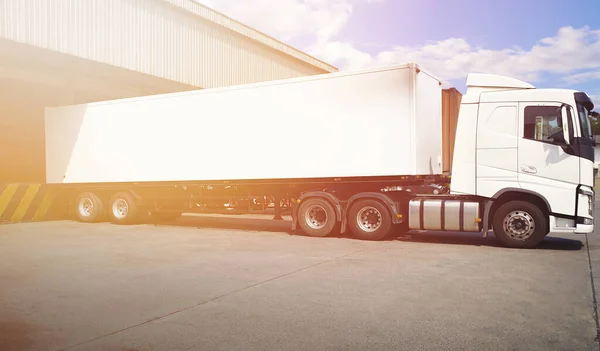 Semi Trailer Trucks Parkeren Bij Distributie Pakhuis Vrachtwagen Voor Goederenvervoer — Stockfoto