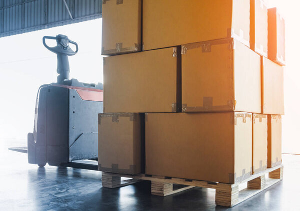 Упаковка коробок на поддоне с электрическим вилочным подъемником. Грузовые отгрузки коробки Склад логистики и транспортировки.