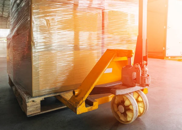 ハンドパレットトラックとパレット上のパッケージボックス 出荷ボックス配送サービス 貨物倉庫物流 — ストック写真