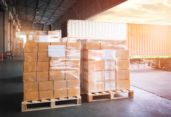 Caixas Embalagem Paletes Carregando Contêiner Carga Transporte Entrega Caminhões Estacionados — Fotografia de Stock