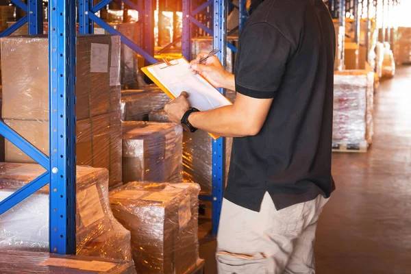 Trabalhadores Segurando Prancheta Fazendo Carga Gerenciamento Inventário Armazém Armazenamento Expedição — Fotografia de Stock