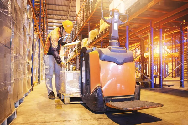 倉庫倉庫で在庫管理を行う倉庫労働者 チェック株式背の高い棚無料倉庫物流 — ストック写真