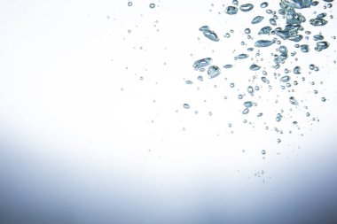 Beyaz Arkaplanda Dalgalanan ve Kabarcıklı Su Yüzeyi.