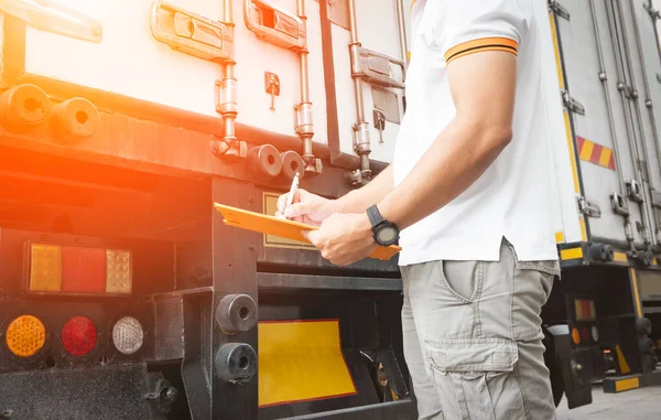 Řidič Náklaďáku Kontroluje Dveře Kontejneru Semi Truck Kontrolní Seznam Údržby — Stock fotografie