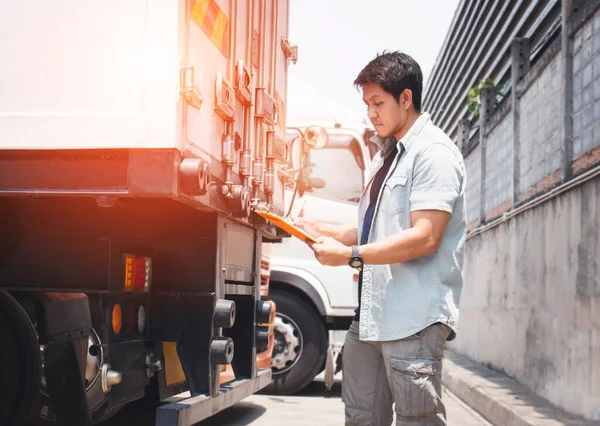 Asijský Řidič Kamionu Kontroluje Dveře Kontejneru Semi Truck Kontrolní Seznam — Stock fotografie