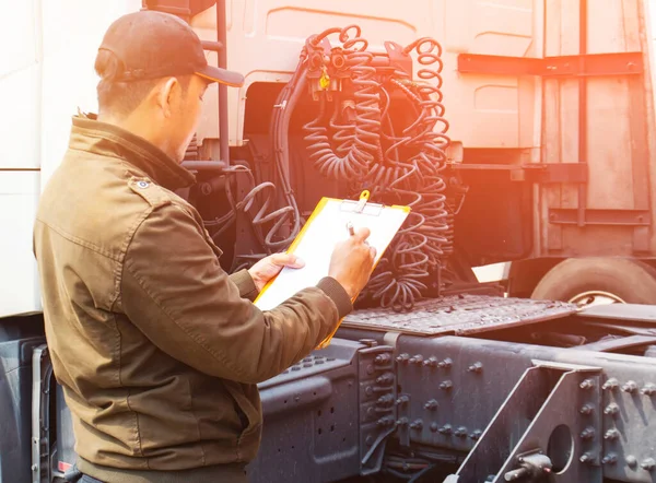 Řidič Náklaďáku Kontroluje Kontrolní Seznam Údržby Motoru Semi Truck Řidič — Stock fotografie