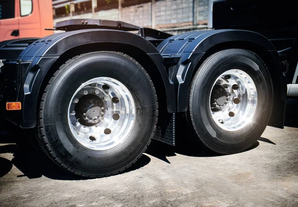 Big Rig Semi Kamyon Tekerlekleri. Yeni Lorry Lastik Lastik. Yük Kamyonları Taşımacılığı.