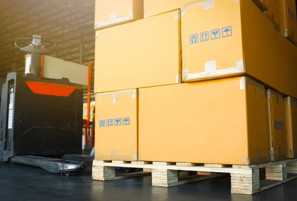 倉庫内のパレットラック上のパッケージボックス サプライチェーン 倉庫出荷商品 物流倉庫配送物流 — ストック写真