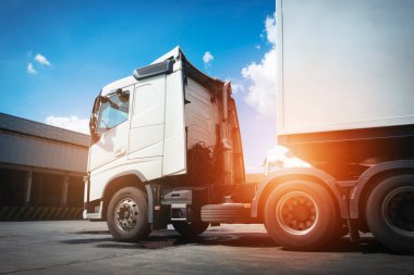Yarı karavan, Depo 'daki otoparka gidiyor. Teslimat konteynırı kamyonları. Kargo Nakliyesi. - Lorry. Endüstriyel Nakliye Aracı Lojistik Taşımacılık