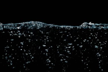 Kara Arkaplanda Dalgalanan ve Kabarcıklar Yüzen Su Yüzeyi.