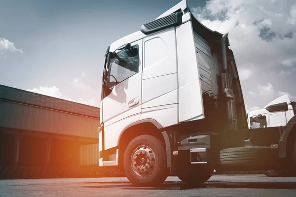 Semi Aanhangwagen Trucks Parkeerplaats Bij Het Pakhuis Levering Container Trucks — Stockfoto