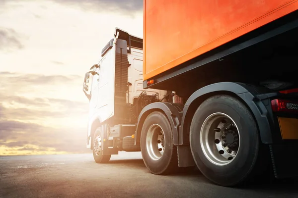 Semi Trailer Truck Parking Bij Sunset Sky Vrachtwagen Voor Goederenvervoer — Stockfoto