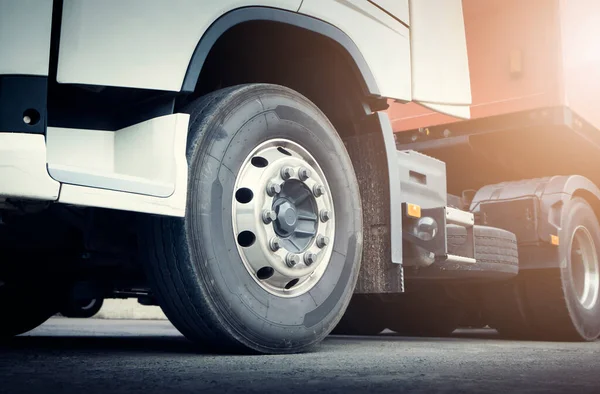 Semi Vrachtwagen Parkeerplaats Vrachtwagenbanden Industrie Vrachtvervoer Vrachtwagen Vervoer — Stockfoto