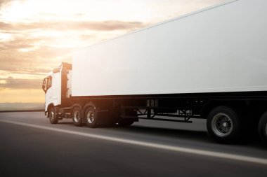 Sunset Sky 'da yarı karavan kamyonu sürüyor. Nakliye kamyonları. Endüstri Yolu Nakliye Aracı. Lojistik ve Kargo Taşımacılığı kavramı.