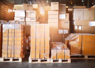 Ambalaj Kutuları Paketlenmiş Plastik Film Depo 'daki Paletler Rafında. Tedarik zinciri. Depo Ticaret Sevkiyatı. Depo Nakliye Lojistiği.
