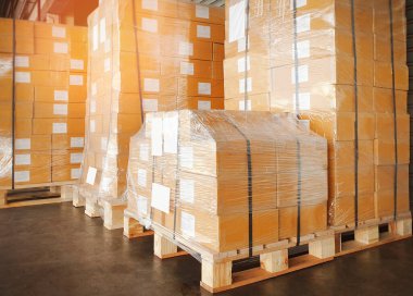 Ambalaj Kutuları Paketlenmiş Plastik Film Depo 'daki Paletler Rafında. Tedarik zinciri. Depo Ticaret Sevkiyatı. Depo Nakliye Lojistiği.