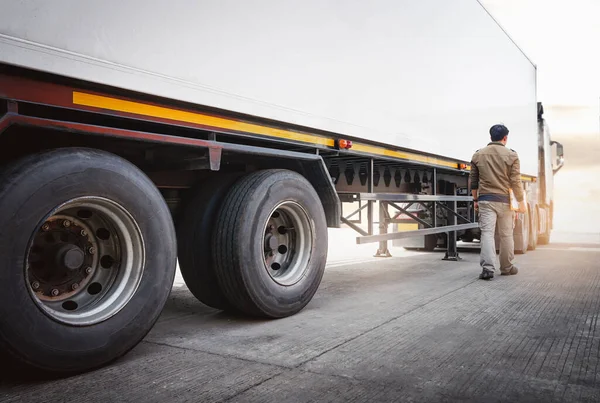 Semi Trailer Truck Parkoviště Řidičem Kamionu Industry Cargo Freight Truck — Stock fotografie