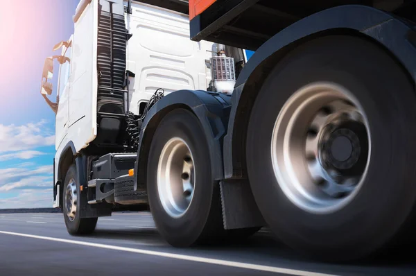 Semi Aanhanger Truck Rijden Highway Road Vrachtwagenwielen Draaien Vrachtwagen Voor — Stockfoto