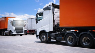 Yarı karavan, Depo 'daki otoparka gidiyor. Teslimat konteynırı kamyonları. Kargo Nakliyesi. - Lorry. Endüstriyel Nakliye Aracı Lojistik Taşımacılık