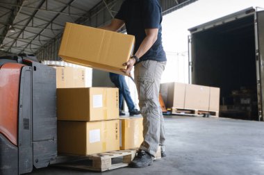 İşçi Kurye Paket Taşıma Kutuları Yüklemeyi Nakliye Konteynırına yapar. Ticaret Malzeme Zinciri. Sevkiyat. Depo Kargo Aktarımı.