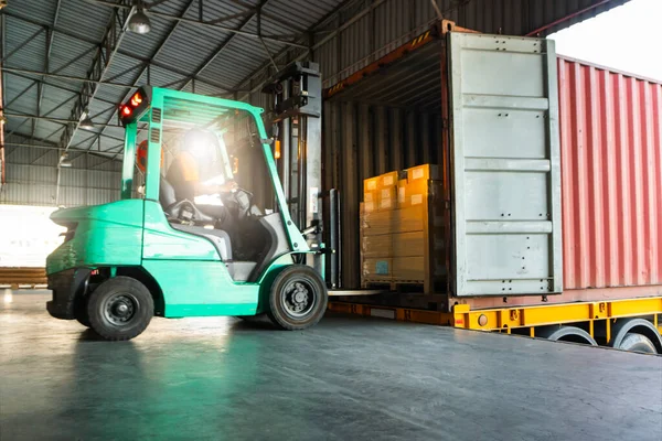 フォークリフトトラクタードック倉庫の配送コンテナに梱包箱をロードします 配送貨物トラックサービス 倉庫物流 輸送貨物トラック輸送 — ストック写真