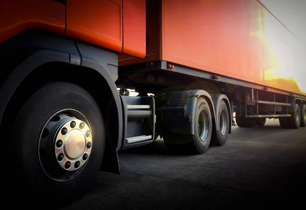 Semi Trailer Trucks Parkeerplaats Bij Zonsondergang Vrachtwagen Tractor Vrachtwagens Vrachtwagens — Stockfoto