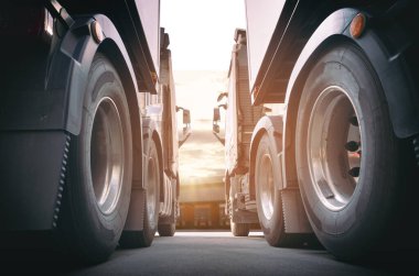 Sunset Sky 'daki otoparkta yarı karavan kamyonları. Teslimat kamyonları. Kargo Nakliyesi. - Lorry. Endüstriyel Taşımacılık Lojistik Taşımacılık Konsepti.