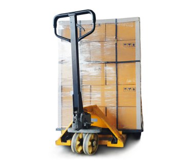 El Paleti Kamyonu 'nun beyaz arka planda izole edilmiş plastik paketli hali. Karton kutular, ambalaj deposu. Kargo Sevkiyat Deposu Lojistik Taşımacılığı.
