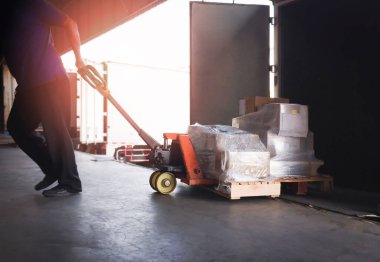 İşçiler kargo konteynırına ambalaj kutularını boşaltıyorlar. Teslimat Kamyonları Nakliyat. Rıhtım deposunda kamyonlar yükleniyor. Tedarik zinciri. Depo Nakliye ve Lojistik.