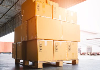 Paketleme Kutuları Palet Kutusuna Yığıldı Nakliye Kargo Konteynırına Yükleniyor. Teslimat kamyonları rıhtım deposuna park etmiş. Tedarik zinciri müşterileri sevkiyat lojistiği. Kargo Nakliye Aracı.